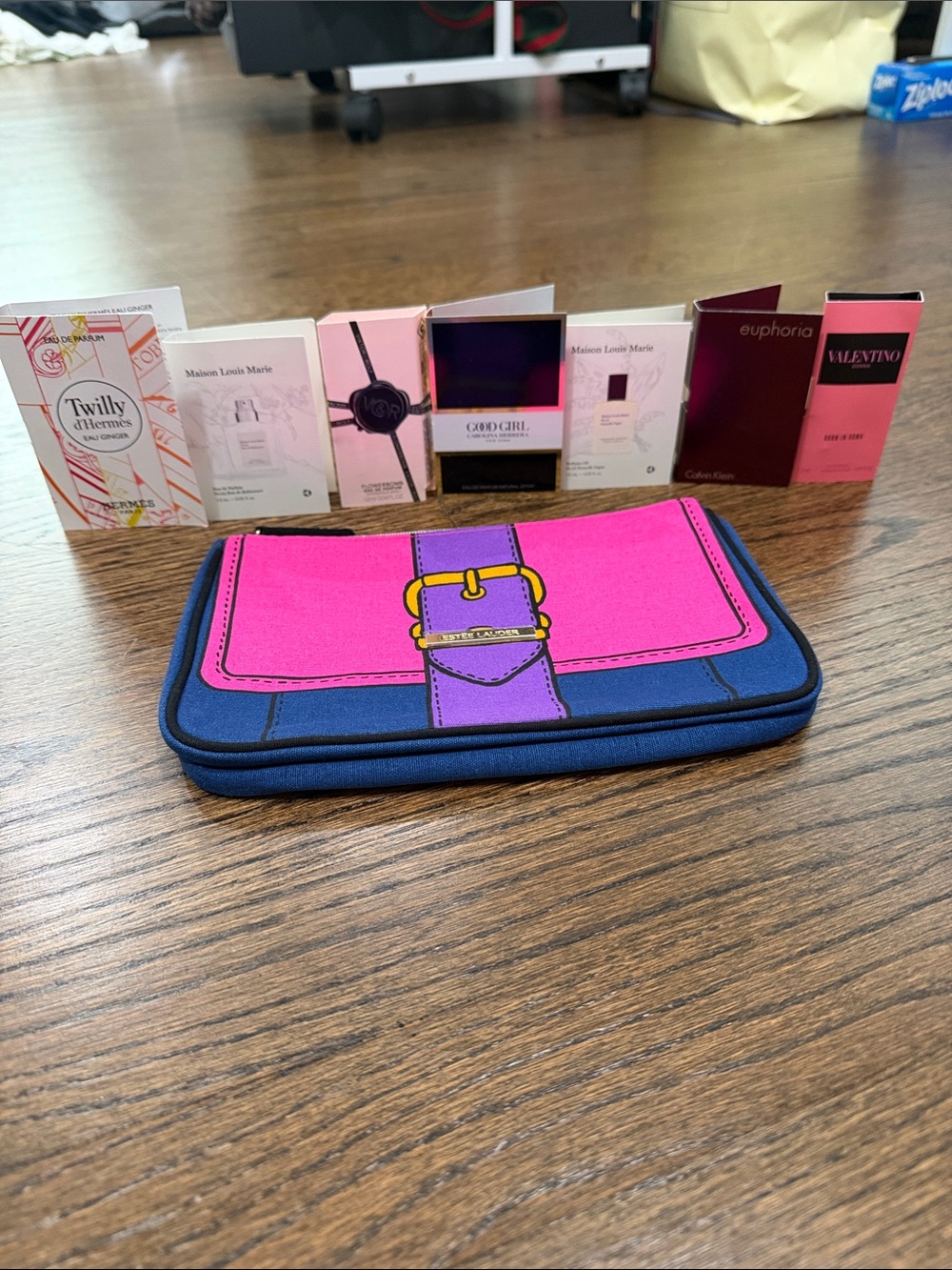 Bundle of 7 designer samples and cosmetic pouch